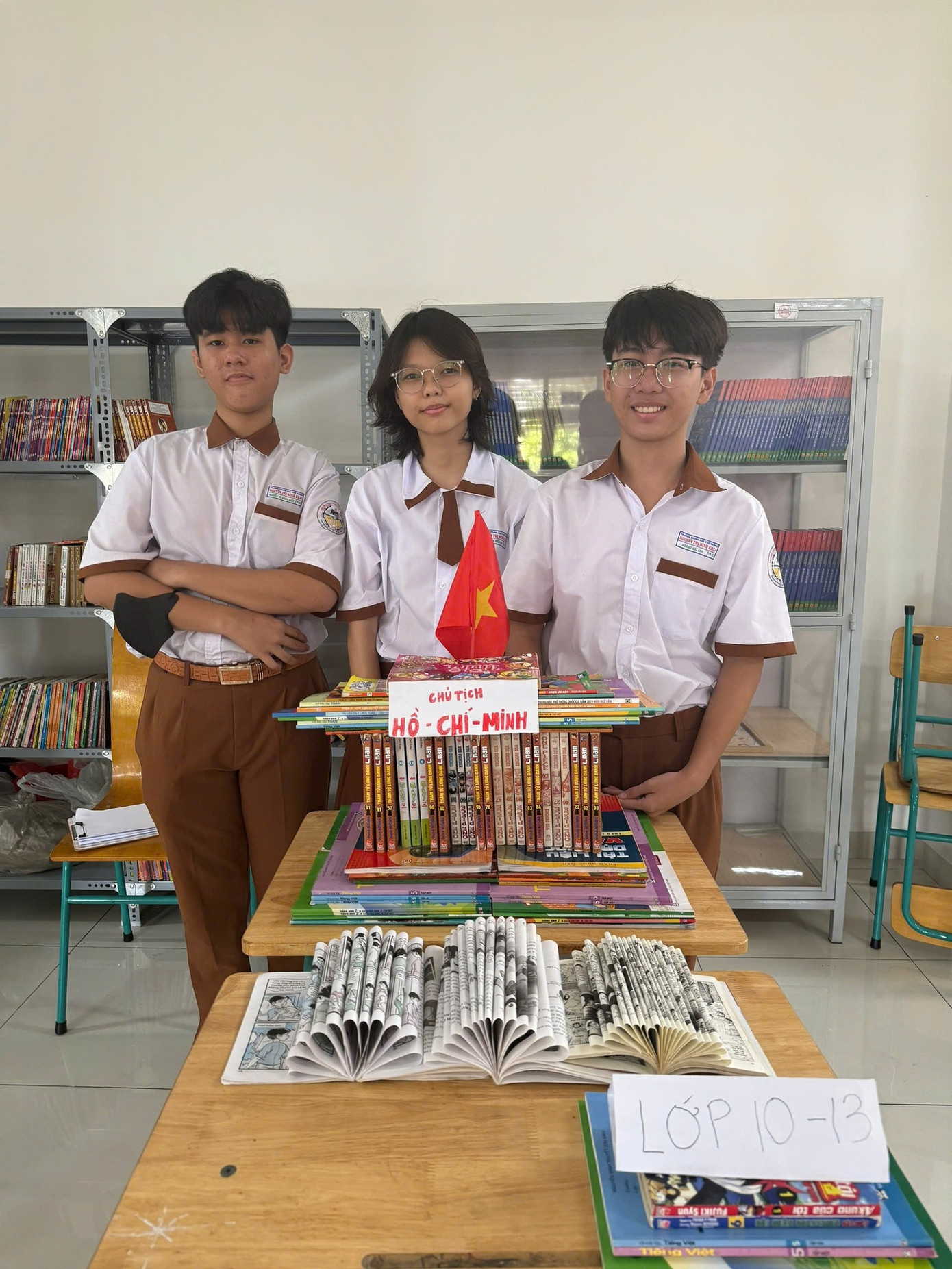 "Công trình" Lăng chủ tịch Hồ Chí Minh được teen Minh Khai sáng tạo từ nhiều cuốn sách xếp lại. Ảnh: Đoàn Trường THPT Nguyễn Thị Minh Khai - Bình Dương "Công trình" Lăng chủ tịch Hồ Chí Minh được teen Minh Khai sáng tạo từ nhiều cuốn sách xếp lại. Ảnh: Đoàn Trường THPT Nguyễn Thị Minh Khai - Bình Dương