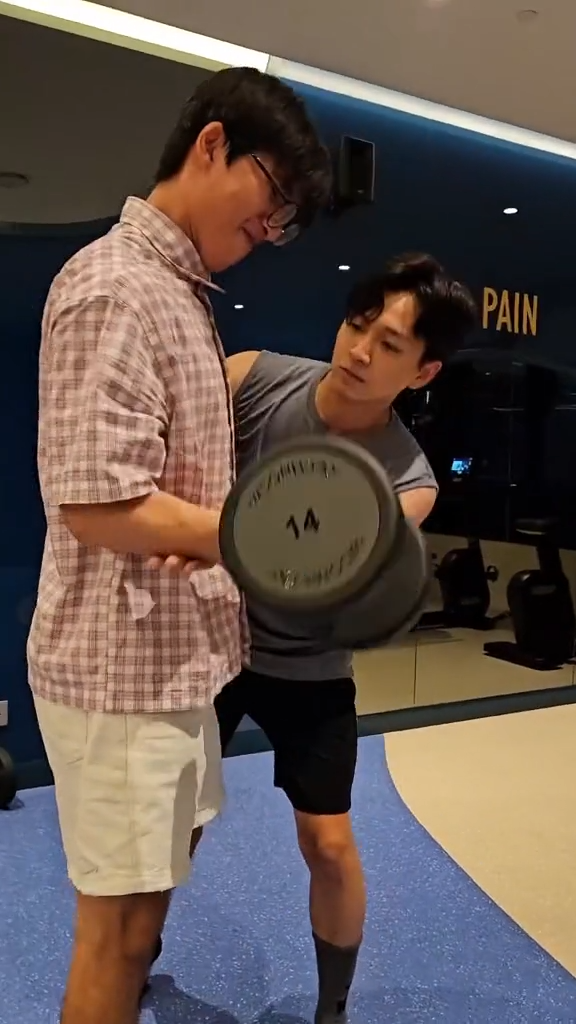 HIEUTHUHAI có lẽ "lên đồ" đi học lý thuyết nhưng lại bị thầy giáo đổi lịch học thực hành.