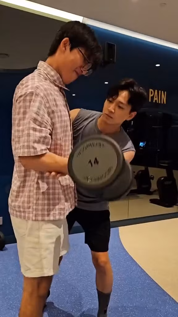 HIEUTHUHAI có lẽ "lên đồ" đi học lý thuyết nhưng lại bị thầy giáo đổi lịch học thực hành.