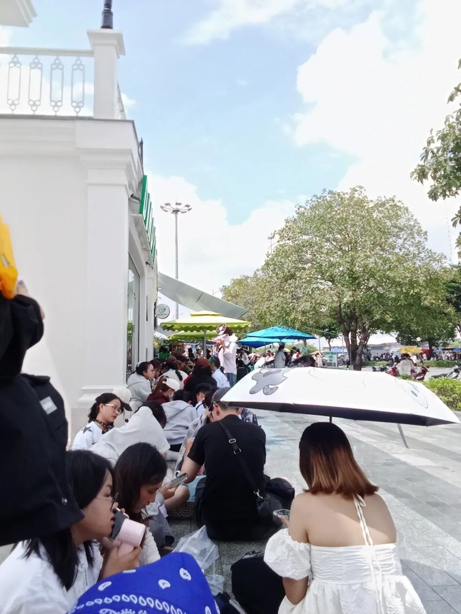 Hình ảnh khán giả đến xem concert D-2 ATSH được cập nhật liên tục.