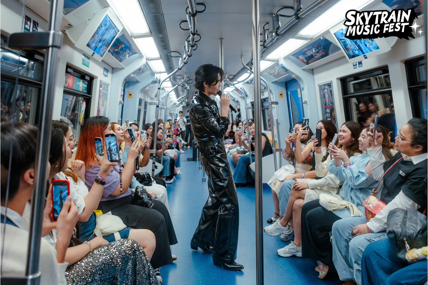 Không khí trên các toa tàu vô cùng sôi nổi, không thua gì các buổi hòa nhạc khác.