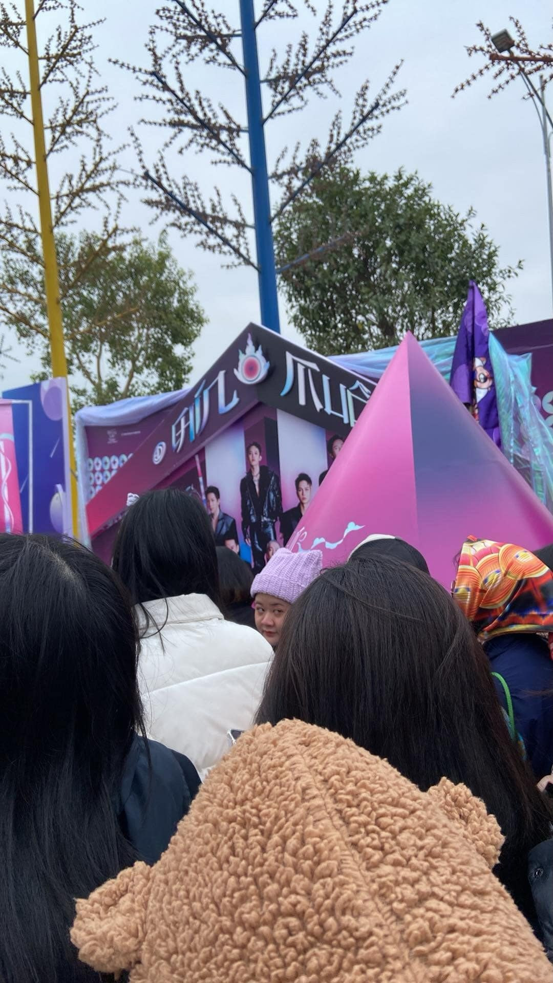 Khu vực giao lưu cùng các &quot;anh tài&quot; chật kín, nhiều khán giả phải chen lấn nếu muốn vào khán đài sớm làm không khí càng nóng hơn. Ảnh: _zzznee_