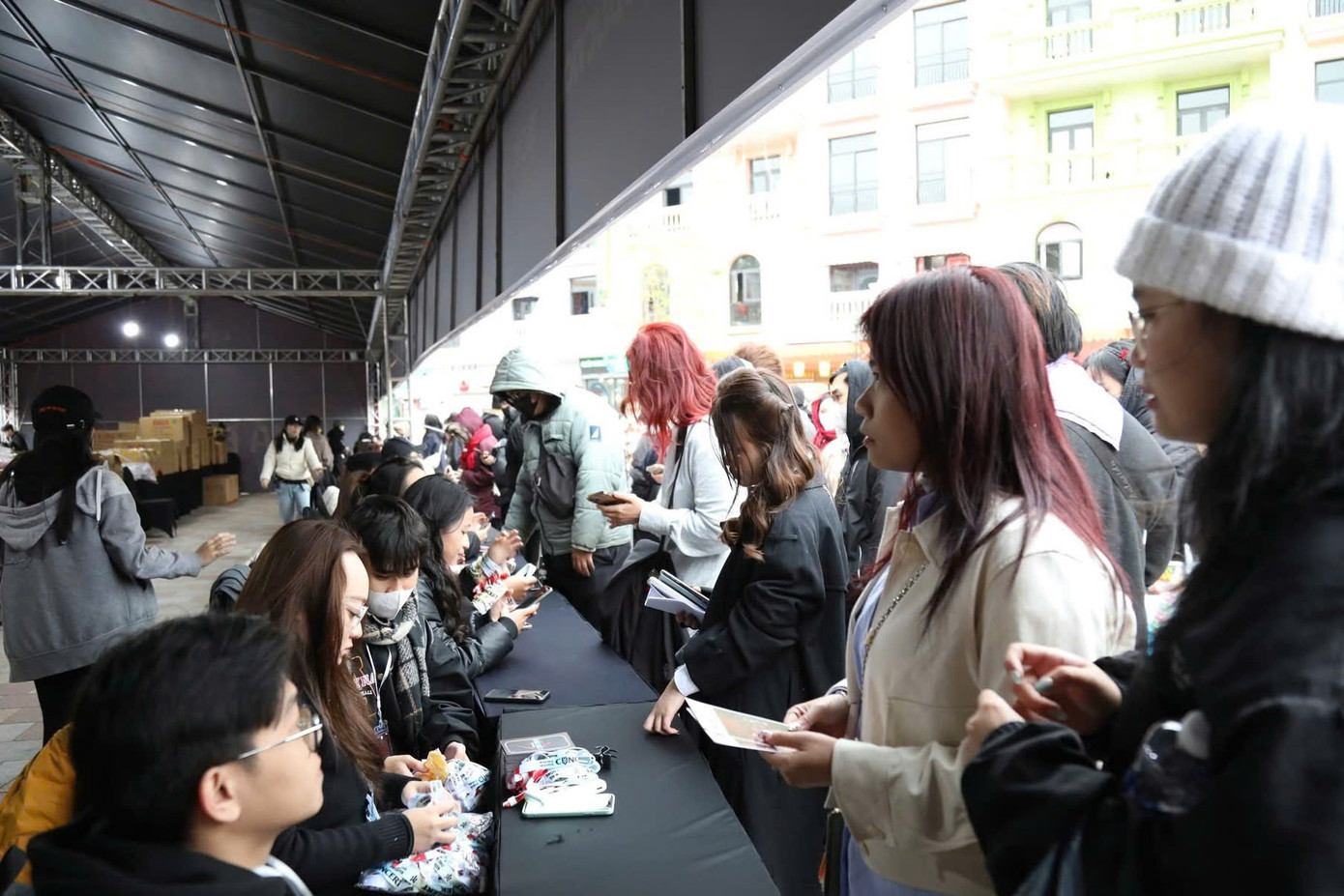 Hạn chế sử dụng thiết bị điện tử tại nơi công cộng cũng là cách hiệu quả.