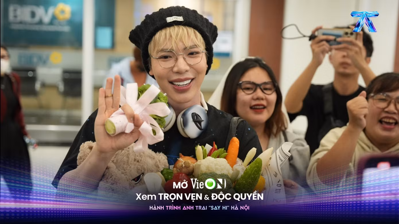 ERIK được fan gửi tặng ê hề rau củ.