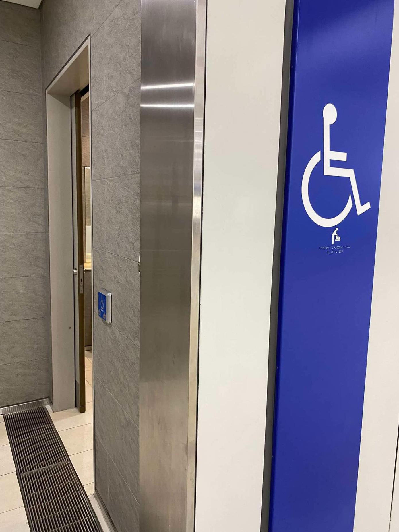 Các trang thiết bị hỗ trợ được trang bị đầy đủ để mang đến sự thuận tiện các hành khách đặc biệt. Ảnh: vikkinista.vietnam Các trang thiết bị hỗ trợ được trang bị đầy đủ để mang đến sự thuận tiện các hành khách đặc biệt. Ảnh: vikkinista.vietnam