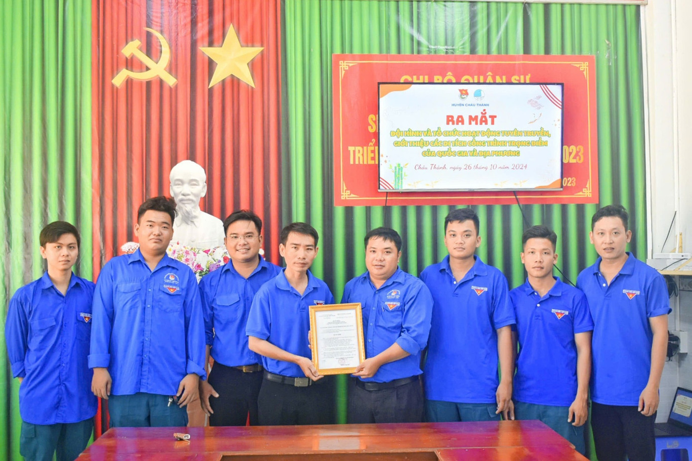 Hoạt động thể hiện tinh thần xung kích, tình nguyện của tuổi trẻ huyện Châu Thành trong việc tham gia giữ gìn, phát huy và quảng bá các giá trị lịch sử, văn hóa tới đoàn viên, thanh thiếu nhi, người dân và du khách. Ảnh: Tự Hào Tuổi Trẻ Châu Thành Hoạt động thể hiện tinh thần xung kích, tình nguyện của tuổi trẻ huyện Châu Thành trong việc tham gia giữ gìn, phát huy và quảng bá các giá trị lịch sử, văn hóa tới đoàn viên, thanh thiếu nhi, người dân và du khách. Ảnh: Tự Hào Tuổi Trẻ Châu Thành