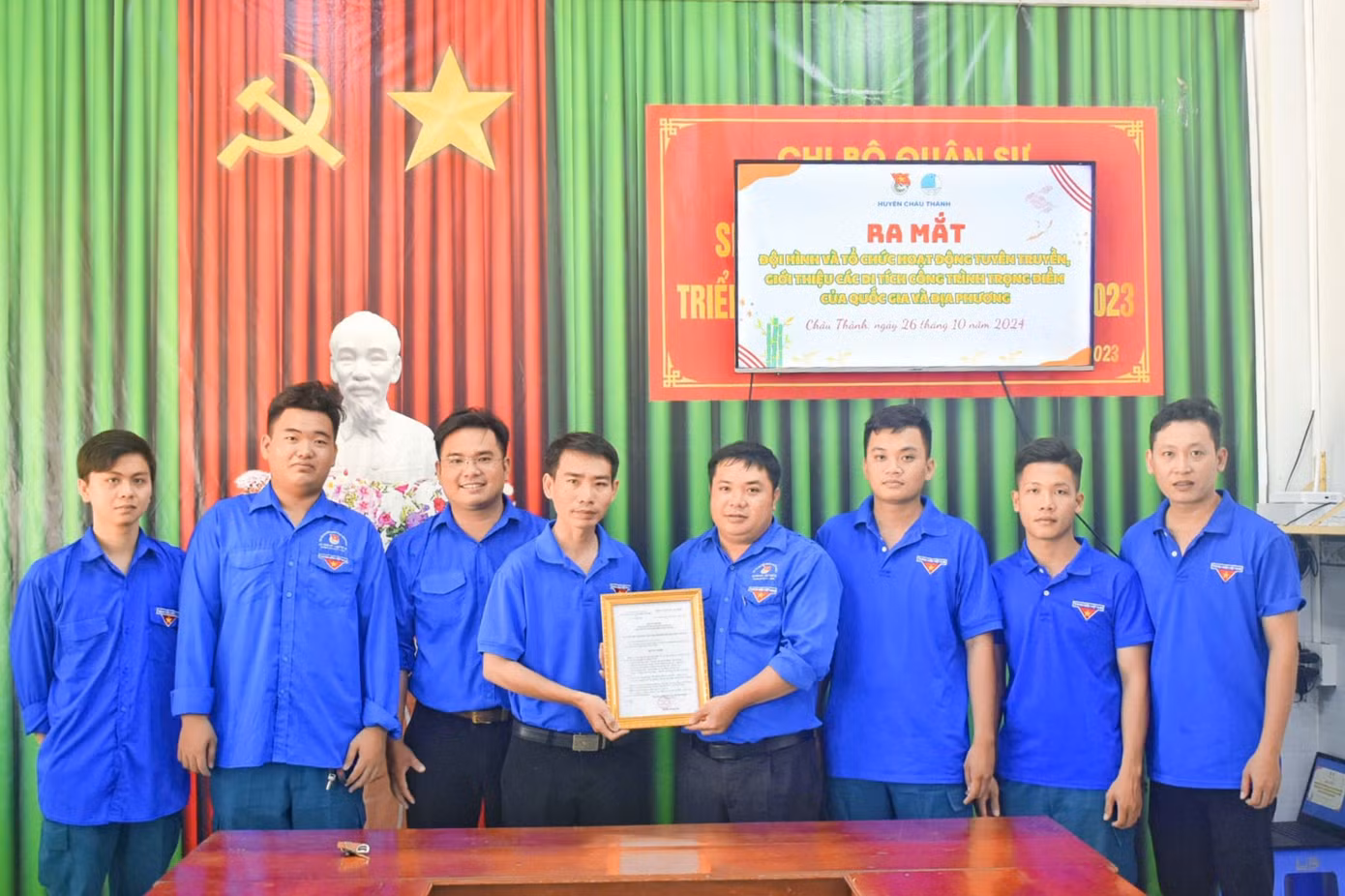 Hoạt động thể hiện tinh thần xung kích, tình nguyện của tuổi trẻ huyện Châu Thành trong việc tham gia giữ gìn, phát huy và quảng bá các giá trị lịch sử, văn hóa tới đoàn viên, thanh thiếu nhi, người dân và du khách. Ảnh: Tự Hào Tuổi Trẻ Châu Thành