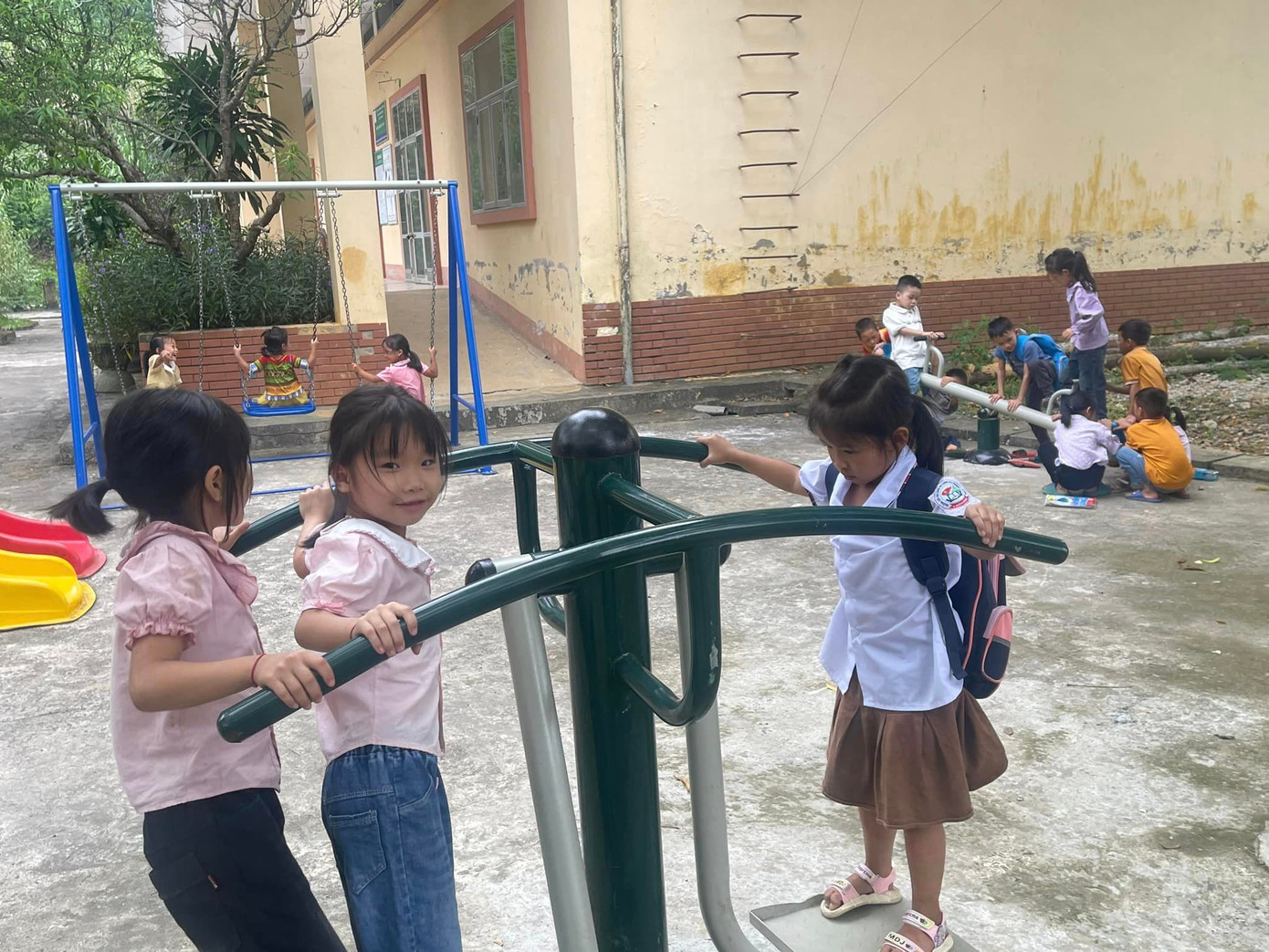 Công trình đã mang lại sân chơi lành mạnh, bổ ích cho thiếu nhi sau mỗi giờ học, giúp các em giao lưu gắn kết với nhau. Ảnh: Đoàn thanh niên xã Lùng Vai