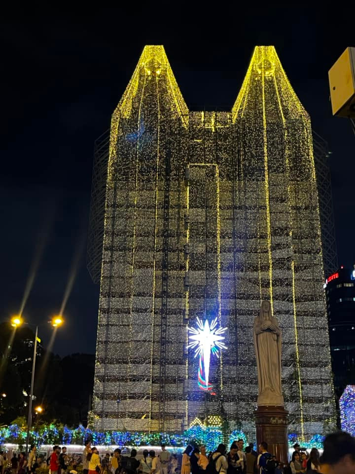 Ngôi sao Bết-le-hem tỏa sáng rực rỡ giữa hai tháp chuông. Ảnh: Cường Tên Tôi Ngôi sao Bết-le-hem tỏa sáng rực rỡ giữa hai tháp chuông. Ảnh: Cường Tên Tôi