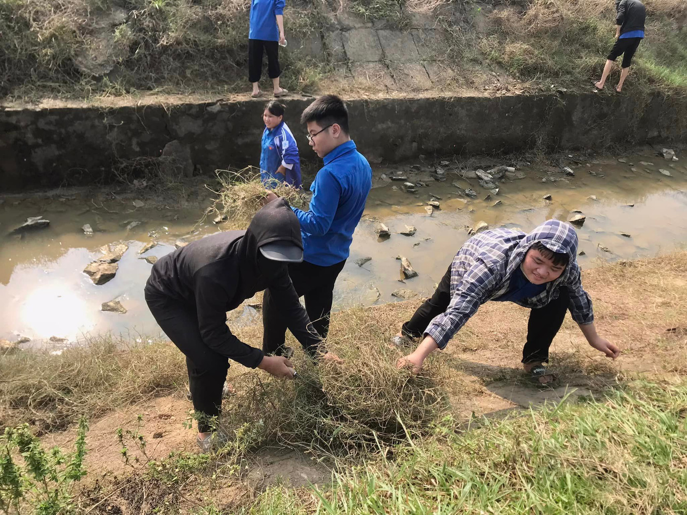 Khu vực phía trên kênh, mương cũng được dọn dẹp gọn gàng. Ảnh:T1K63 - THPT Thanh Chương 1 Khu vực phía trên kênh, mương cũng được dọn dẹp gọn gàng. Ảnh:T1K63 - THPT Thanh Chương 1