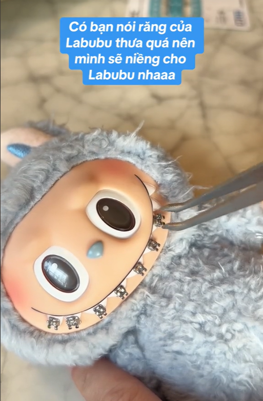 Các bạn trẻ hài hước rằng vì Labubu bị răng thưa nên phải đưa đi niềng răng.