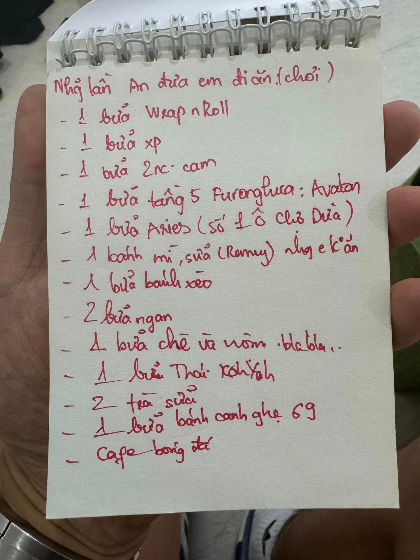 Nàng Á hậu liệt kê chi tiết từng món, còn đặc biệt lưu ý An mua một bánh mì, sữa "nhưng em không ăn".