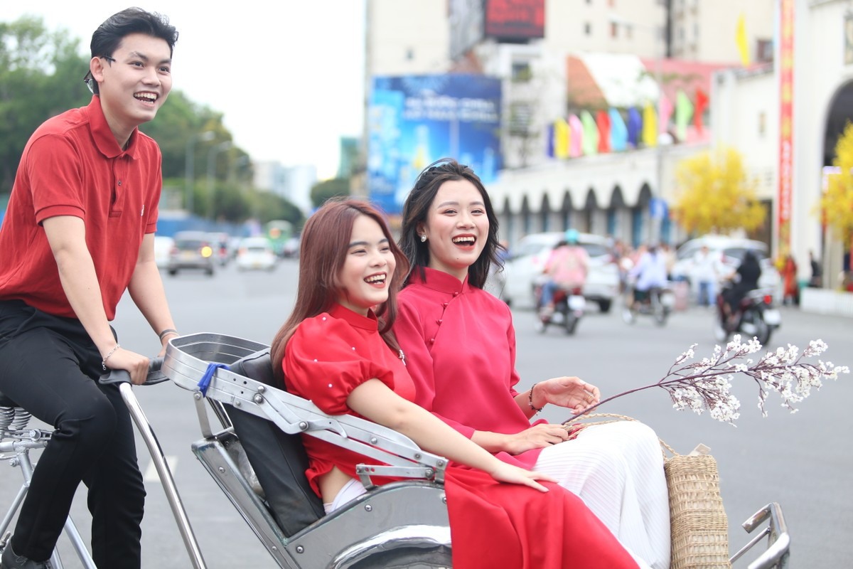 Nhiều bạn trẻ thuê hẳn xích lô giúp bộ ảnh Tết có thêm &quot;hương vị&quot;. Ảnh: TPO