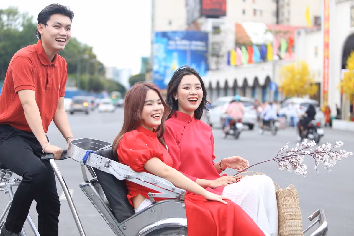 Nhiều bạn trẻ thuê hẳn xích lô giúp bộ ảnh Tết có thêm "hương vị". Ảnh: TPO