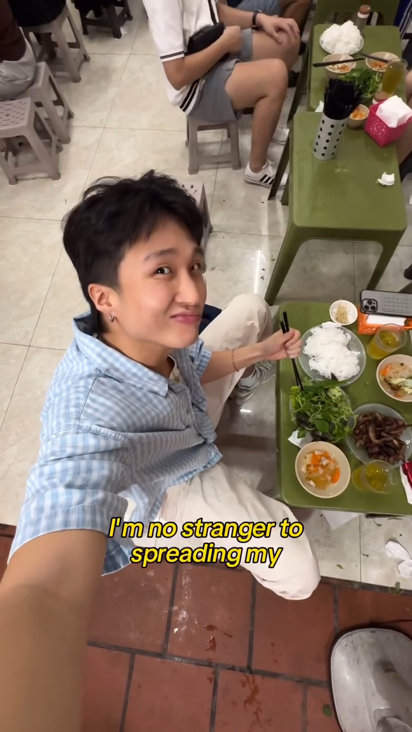 Rama Lauw kể mình đã "ăn gấp đôi trọng lượng cơ thể" nhưng không quá lo lắng vì đồ ăn Việt Nam thật sự rất ngon và lành mạnh do luôn có rau củ quả ăn kèm, anh cũng đã quen với việc trong món ăn có hành lá.