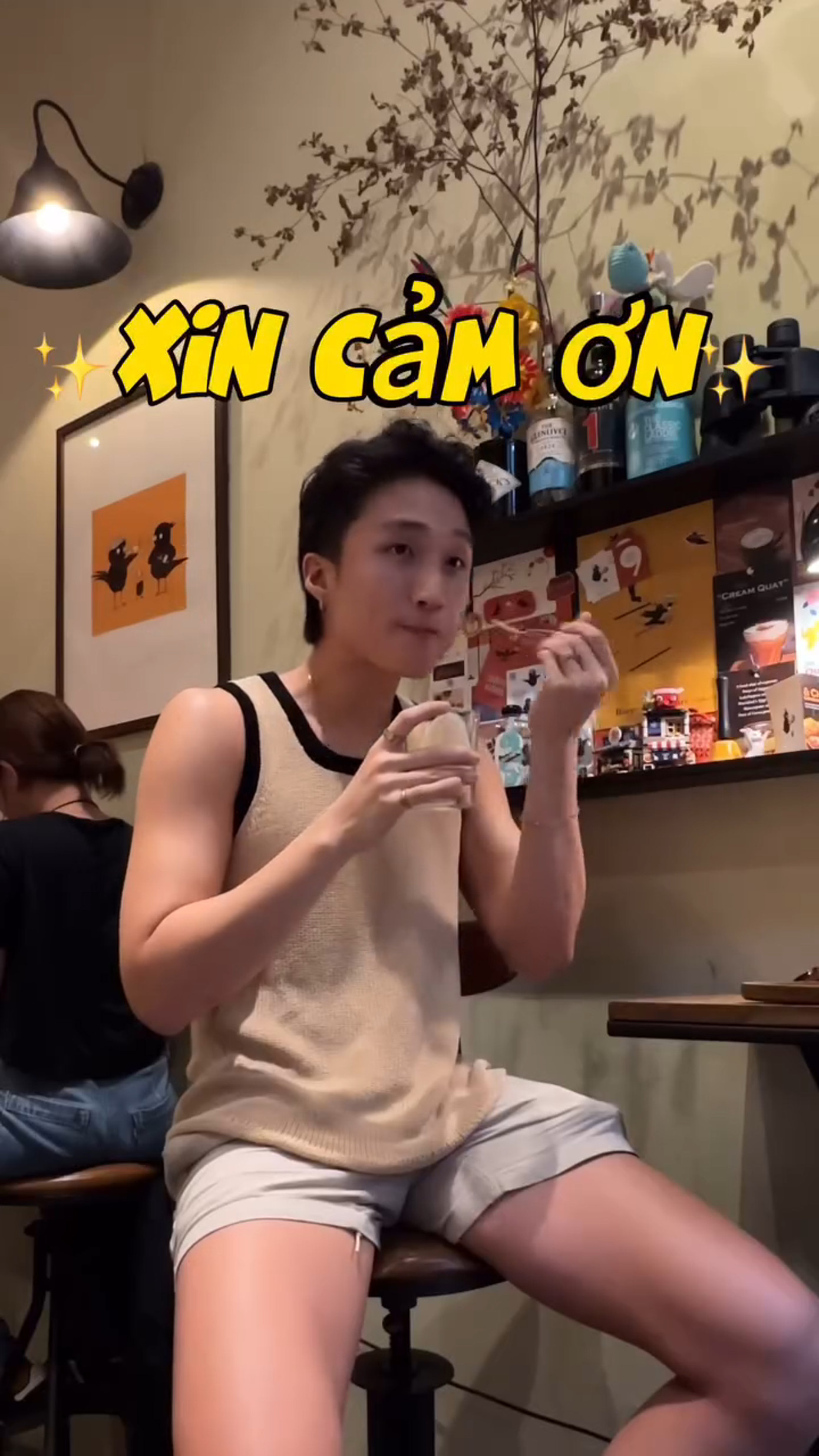 Đồng hành cùng anh trong những ngày ở Việt Nam, TikToker Bá Tùng đã hướng dẫn nam Vlogger trải nghiệm văn hóa Việt Nam sao cho trọn vẹn nhất.