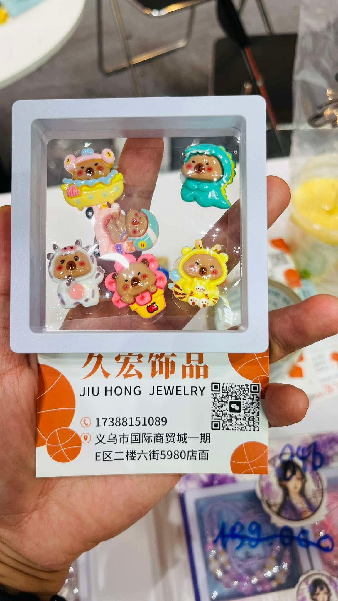 Có rất nhiều mẫu đồ chơi đáng yêu với đa dạng mức giá. Ảnh: BRO Group