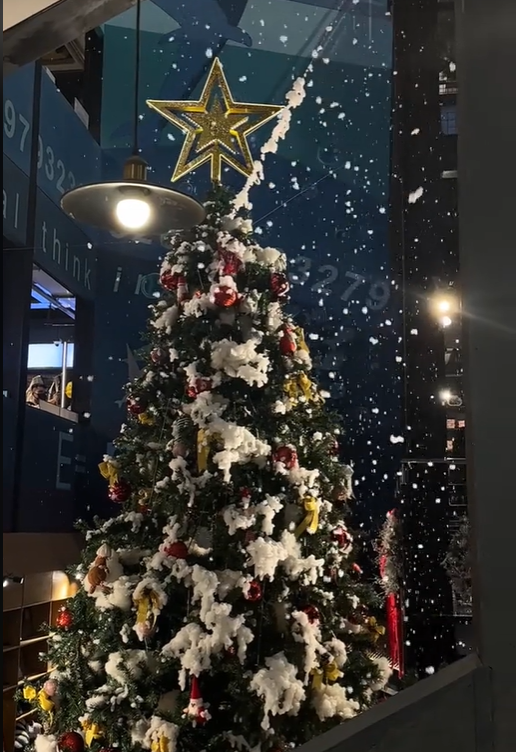 Nhà sách có nhiều góc để hội bạn thân có thể cùng nhau sống ảo.