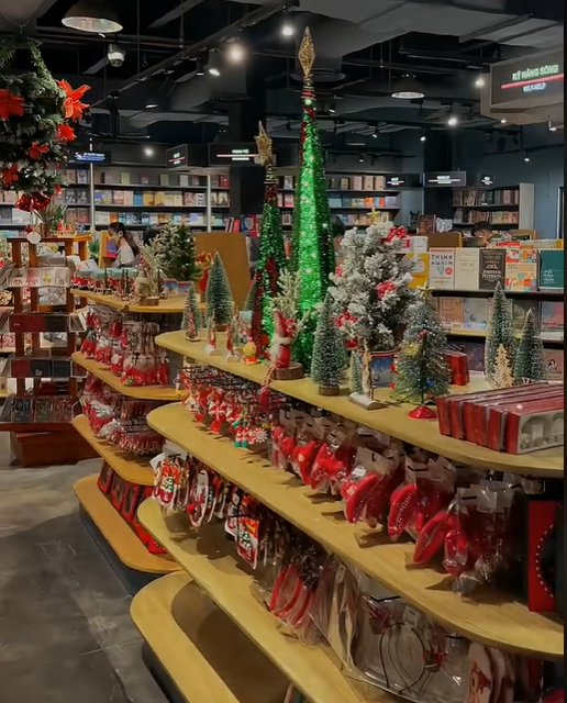 Nhà sách có nhiều góc để hội bạn thân có thể cùng nhau sống ảo.