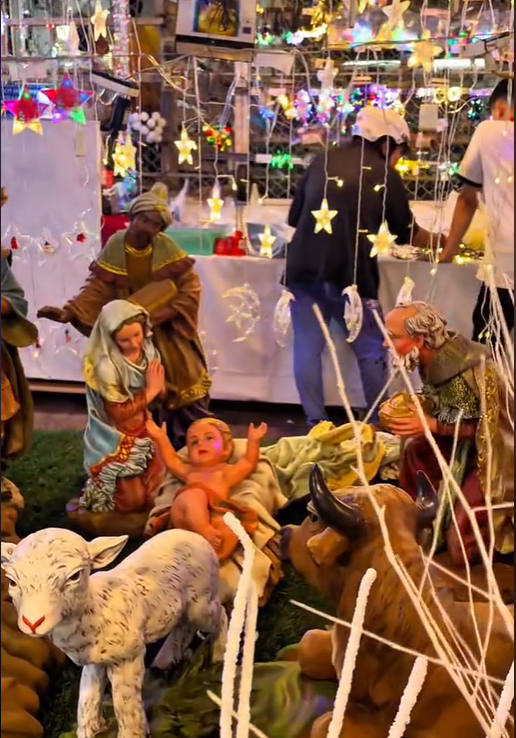 Vào dịp lễ Giáng sinh, nhà sách Đức Mẹ lại thu hút rất đông người trong và ngoài Công Giáo ghé thăm. Ảnh: @huyzuuhy