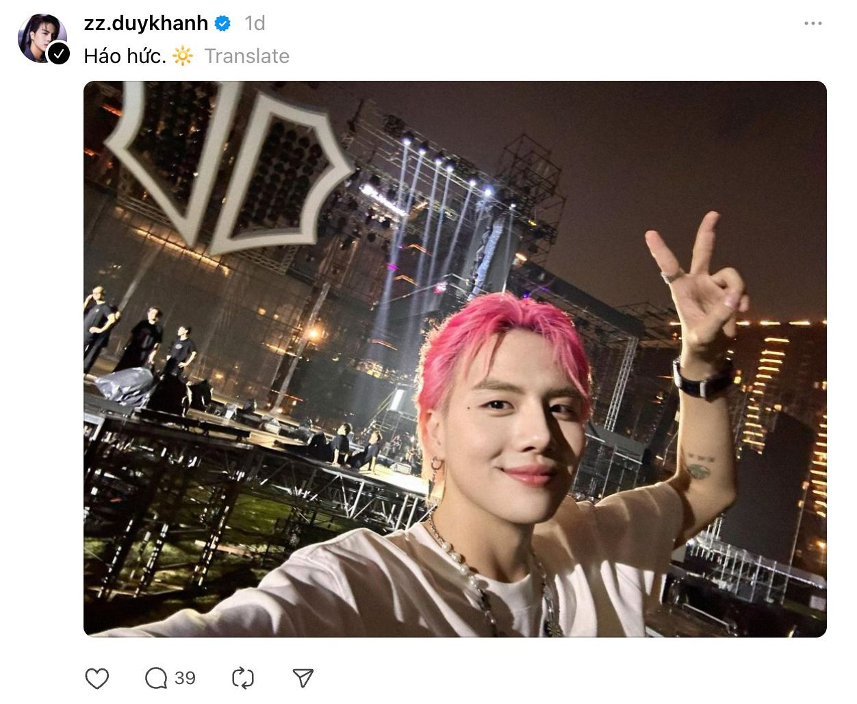 Mặc dù lịch trình bận rộn, các &quot;Anh Tài&quot; vẫn không quên dành thời gian tương tác với người hâm mộ, cập nhật những hình ảnh hậu trường để fan cùng &quot;hóng&quot;.