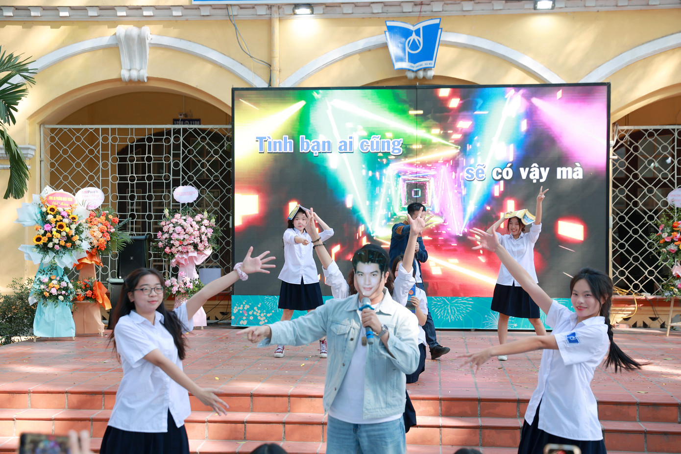 Để tăng thêm phần bất ngờ, "mặt nạ" HIEUTHUHAI cũng được xuất hiện trong tiết mục.