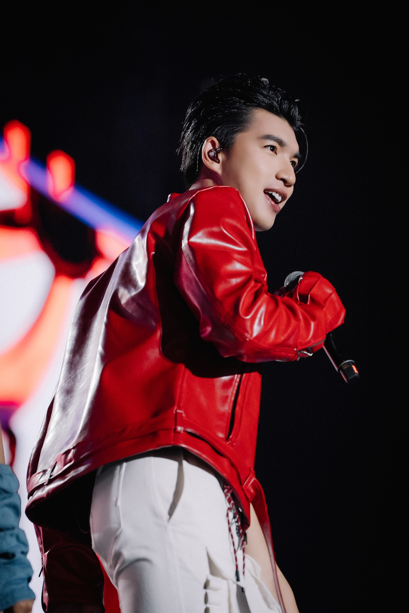 Anh cũng nhận được nhiều lời khen ngợi khi trả lời phỏng vấn một cách nghiêm túc, với sự suy nghĩ thấu đáo trước mỗi câu nói. Anh cũng nhận được nhiều lời khen ngợi khi trả lời phỏng vấn một cách nghiêm túc, với sự suy nghĩ thấu đáo trước mỗi câu nói.