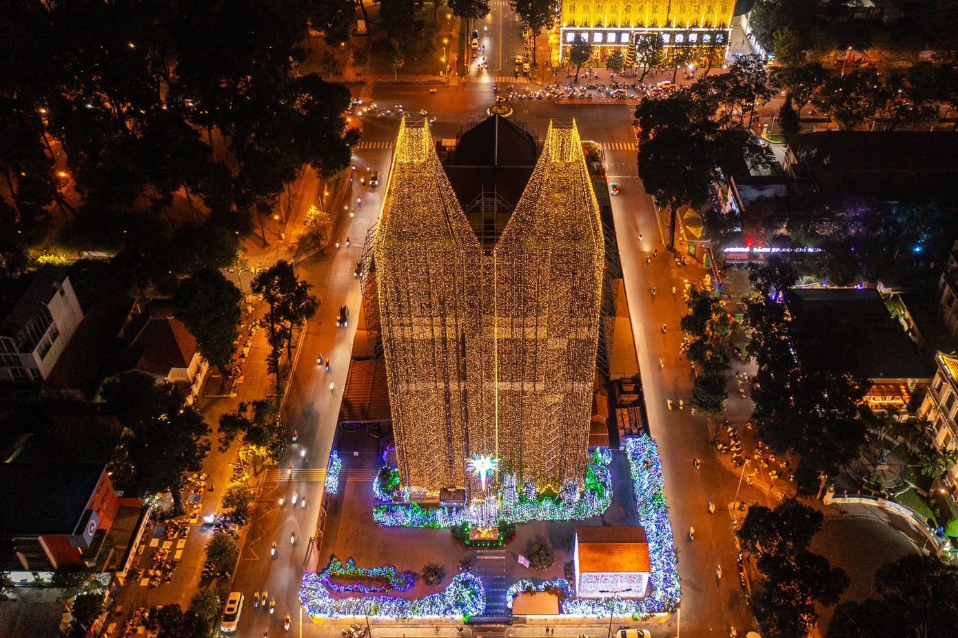 Có khoảng 80.000m dây đèn được dùng để thắp sáng hai tháp chuông vào năm ngoái. Có khoảng 80.000m dây đèn được dùng để thắp sáng hai tháp chuông vào năm ngoái.