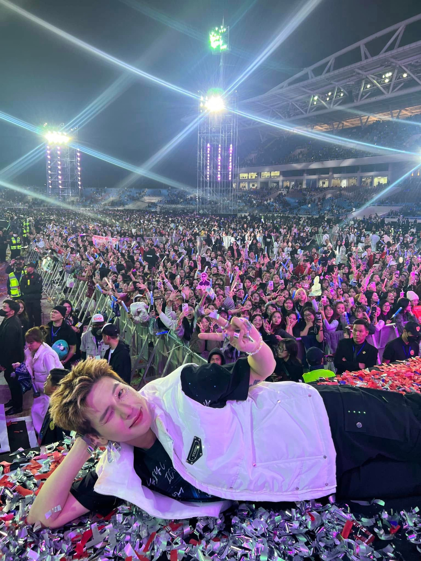 &quot;Anh trai&quot; Quân A.P than thở vì &quot;nhiều ảnh quá đăng không hết&quot;.