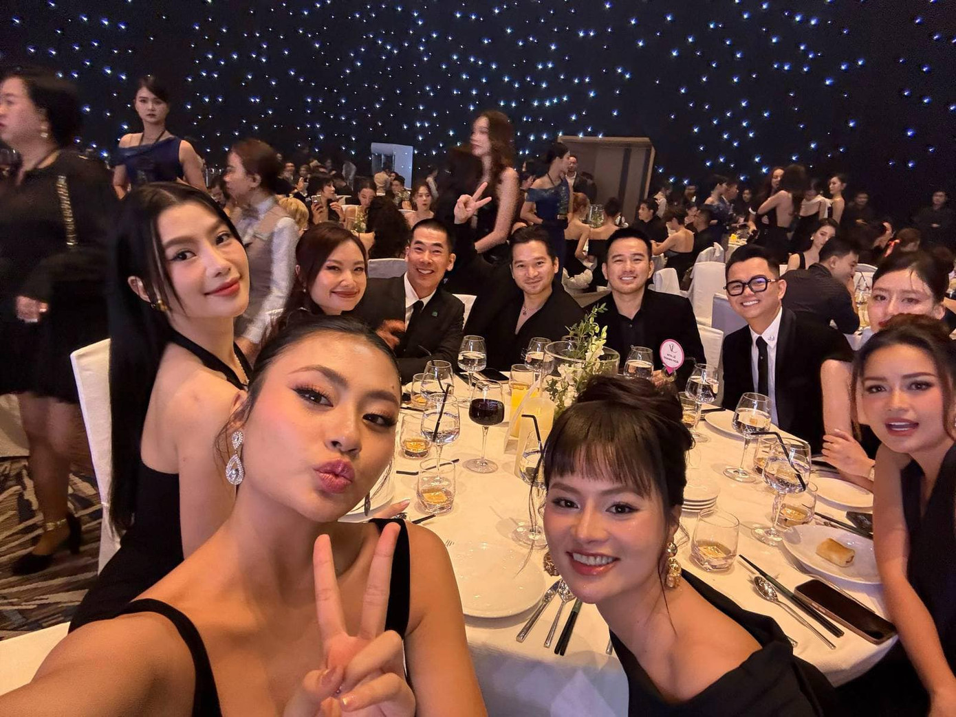 Bàn tròn hội tụ những chị em thân thiết của Khánh Vân như Xuân Hạnh, Vũ Thu Phương, Ngọc Châu, Thúy Vân. Bàn tròn hội tụ những chị em thân thiết của Khánh Vân như Xuân Hạnh, Vũ Thu Phương, Ngọc Châu, Thúy Vân.