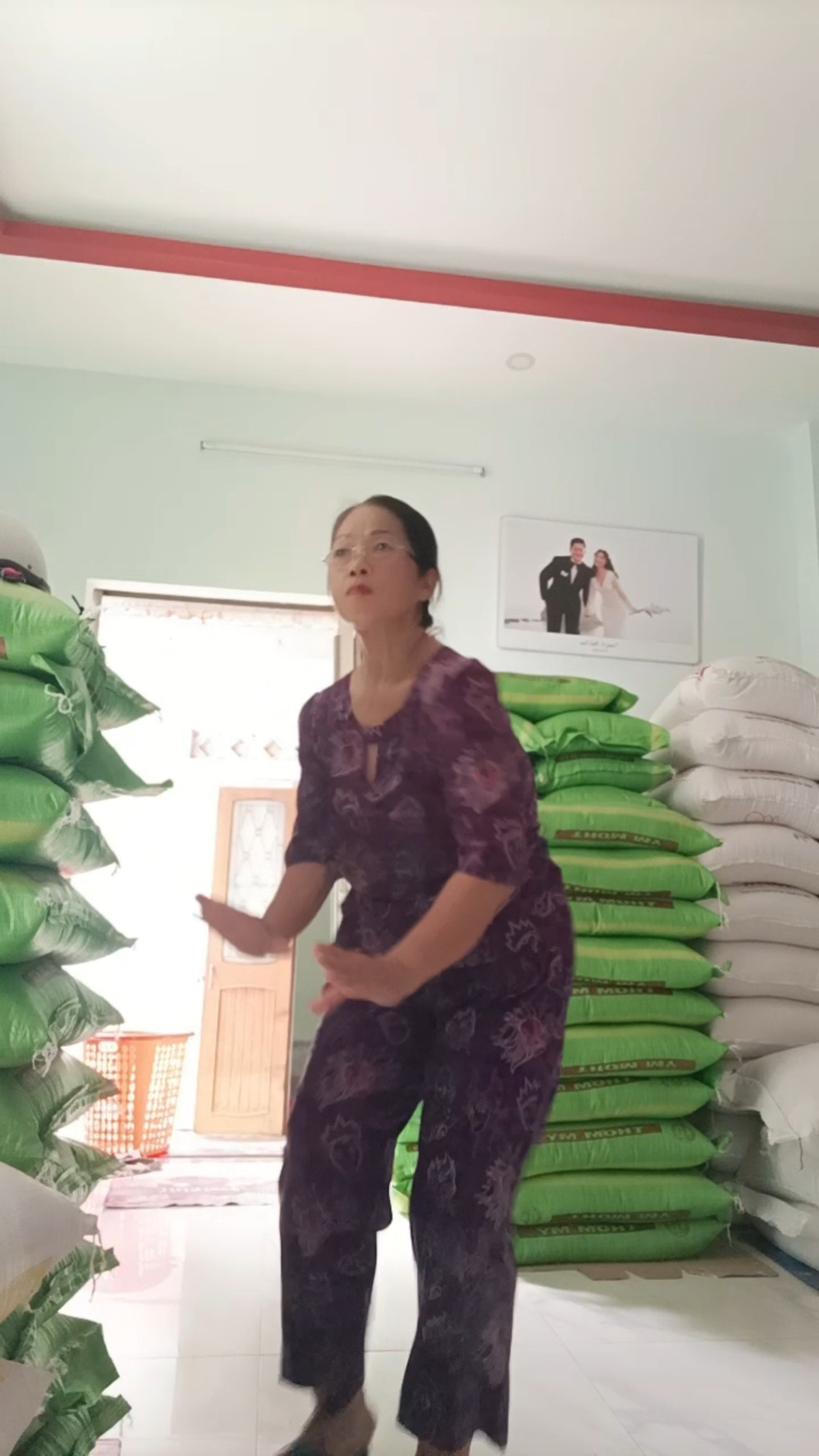 Trong lúc bán gạo, có lẽ nhảy múa chính là một phương thức giải trí yêu thích của cô Tuyết.