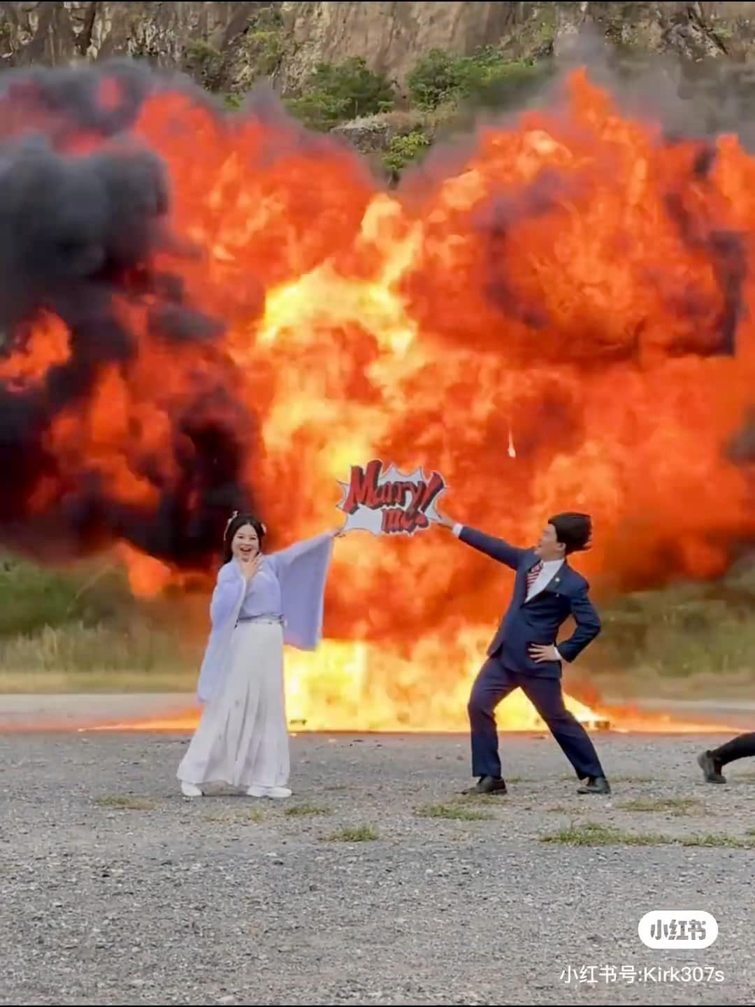 Bên cạnh bộ trang phục truyền thống của Nhật Bản, cộng đồng mạng dễ dàng nhận ra đâu đó trong bức ảnh vẫn có những nét rất đặc trưng của xứ sở hoa anh đào. Ảnh: Weibo Việt Nam