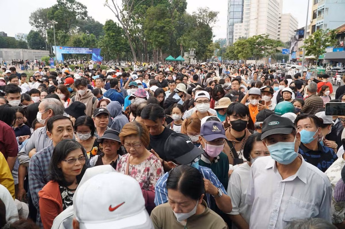 Mọi người hào hứng chờ đợi được trải nghiệm đi tàu metro. Ảnh: Người Thủ Đức