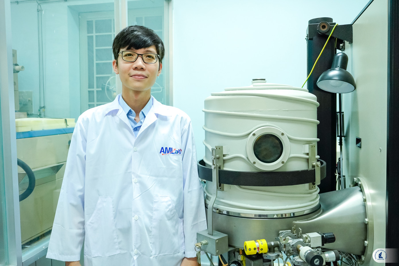 Anh Phạm Thanh Tuấn Anh (sinh năm 1992) - Phó trưởng phòng thí nghiệm vật liệu kỹ thuật cao - là Tiến sĩ khoa học vật liệu. Anh được giới thiệu là "Gương Nhà khoa học trẻ tiêu biểu". Anh Phạm Thanh Tuấn Anh (sinh năm 1992) - Phó trưởng phòng thí nghiệm vật liệu kỹ thuật cao - là Tiến sĩ khoa học vật liệu. Anh được giới thiệu là "Gương Nhà khoa học trẻ tiêu biểu".