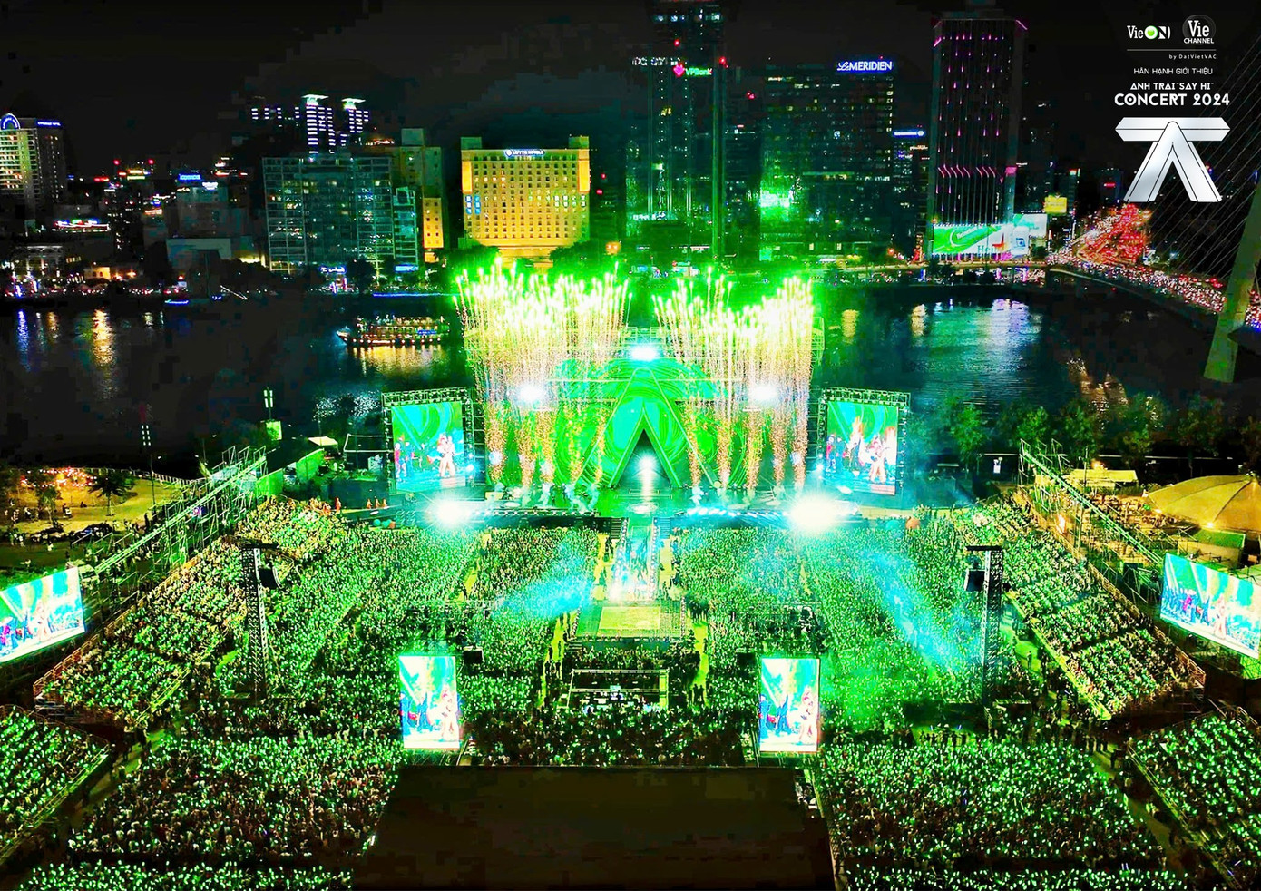 Sân khấu concert Anh Trai “Say Hi” D-1 để lại nhiều ấn tượng về sự hoành tráng. Sân khấu concert Anh Trai “Say Hi” D-1 để lại nhiều ấn tượng về sự hoành tráng.