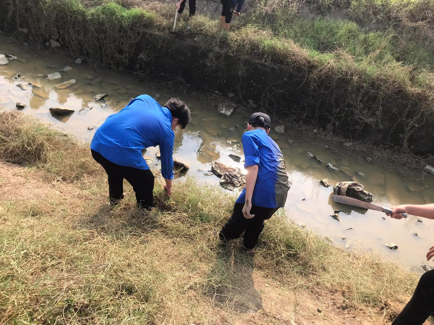 Dù chiếc áo xanh đã lấm màu bùn đất nhưng tinh thần tình nguyện của các bạn trẻ vẫn luôn cháy bỏng, luôn hết mình với nhiệm vụ được giao. Ảnh: T1K63 - THPT Thanh Chương 1 Dù chiếc áo xanh đã lấm màu bùn đất nhưng tinh thần tình nguyện của các bạn trẻ vẫn luôn cháy bỏng, luôn hết mình với nhiệm vụ được giao. Ảnh: T1K63 - THPT Thanh Chương 1