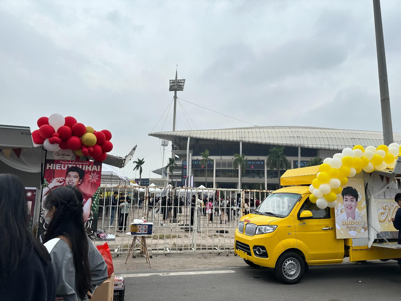 Food truck của HIEUTHUHAI và "nội tâm của anh ấy" được đặt cạnh nhau. Food truck của HIEUTHUHAI và "nội tâm của anh ấy" được đặt cạnh nhau.