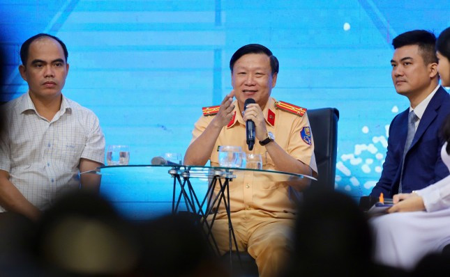 Cần chụp ảnh, quay phim hiện trường và thu thập các chứng cứ để giúp cơ quan chức năng có thêm thông tin xử lý vụ việc. Không bỏ đi khi chưa có sự đồng ý của các bên liên quan. Cần chụp ảnh, quay phim hiện trường và thu thập các chứng cứ để giúp cơ quan chức năng có thêm thông tin xử lý vụ việc. Không bỏ đi khi chưa có sự đồng ý của các bên liên quan.