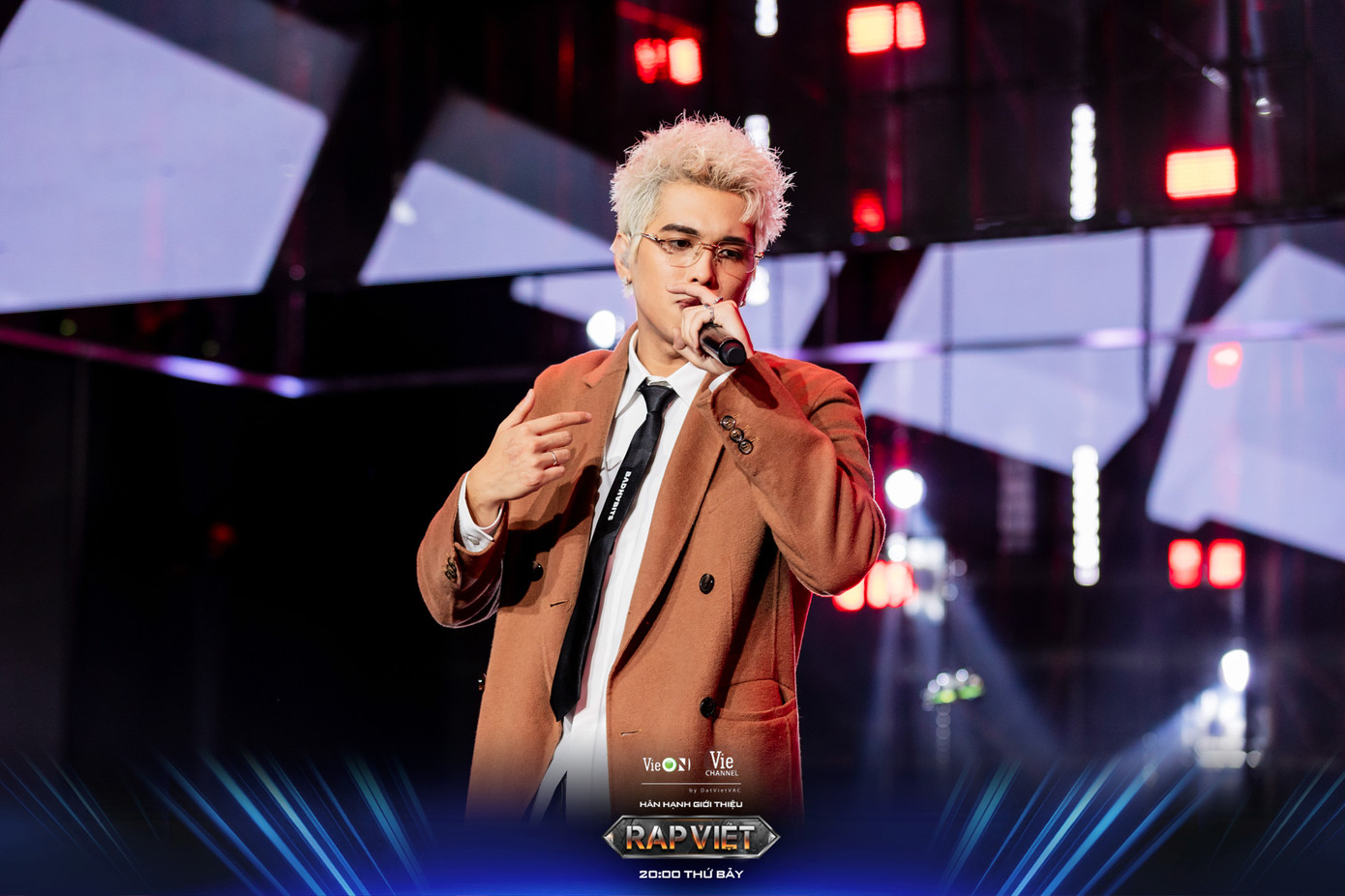 Dacia chiến thắng V HIGH, là một trong những thí sinh storytelling tốt trong mùa này. Dacia chiến thắng V HIGH, là một trong những thí sinh storytelling tốt trong mùa này.