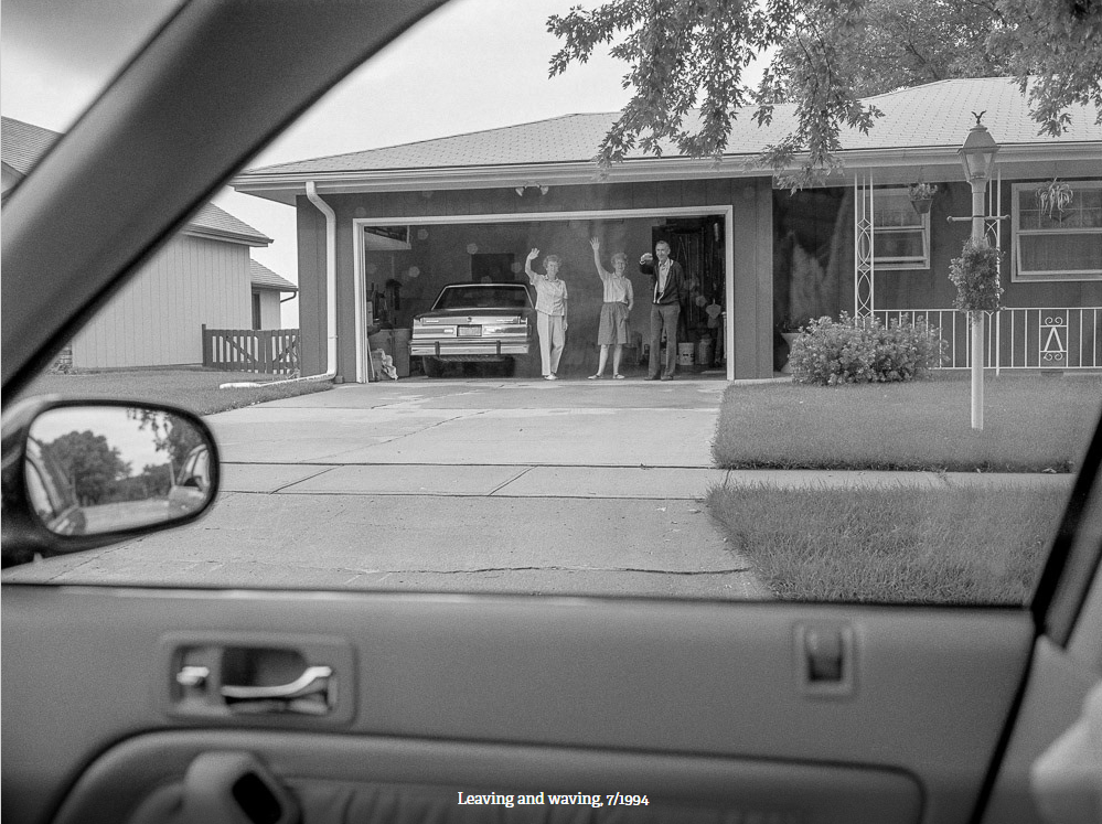 Những bức ảnh hầu hết đều được chụp từ trên xe hơi đã tạo ra góc nhìn quen thuộc cho bộ ảnh.