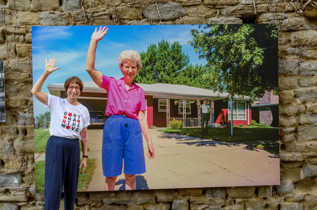 Nhiếp ảnh gia Deanna Dikeman chụp hình cùng một trong những bức ảnh của bộ ảnh &quot;Rời đi và vẫy tay&quot; tại Cortona on the Move, Cortona, Ý vào năm 2021.