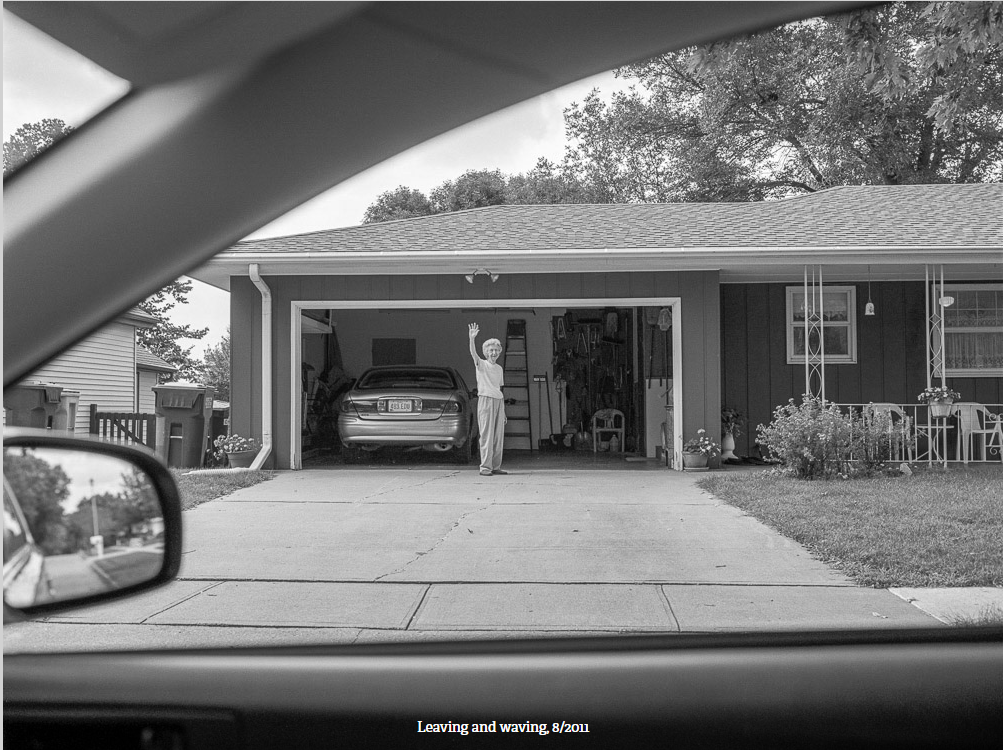 Những bức ảnh dần vắng bóng người cha, nhưng người mẹ vẫn tiếp tục vẫy tay tạm biệt mỗi khi bà Deanna rời đi.