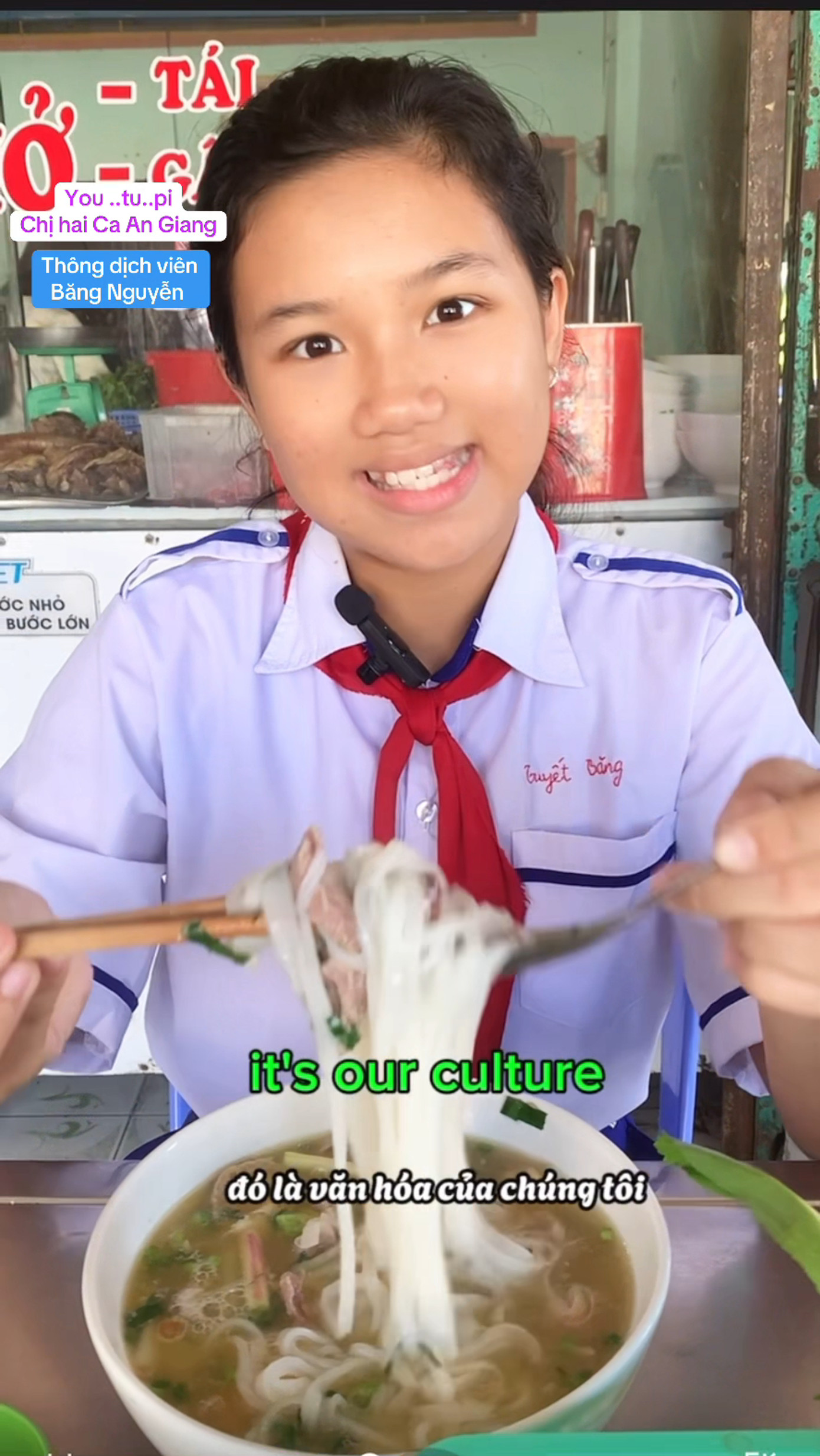 Cô học sinh nổi tiếng những ngày qua nhờ khả năng nói tiếng Anh lưu loát.