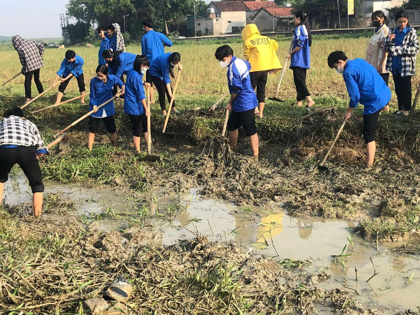 Cả nam, cả nữ đoàn viên đều sẵn sàng ra sức để khơi thông dòng chảy. Ảnh: Đoàn Trường THPT Thanh Chương 1 Cả nam, cả nữ đoàn viên đều sẵn sàng ra sức để khơi thông dòng chảy. Ảnh: Đoàn Trường THPT Thanh Chương 1