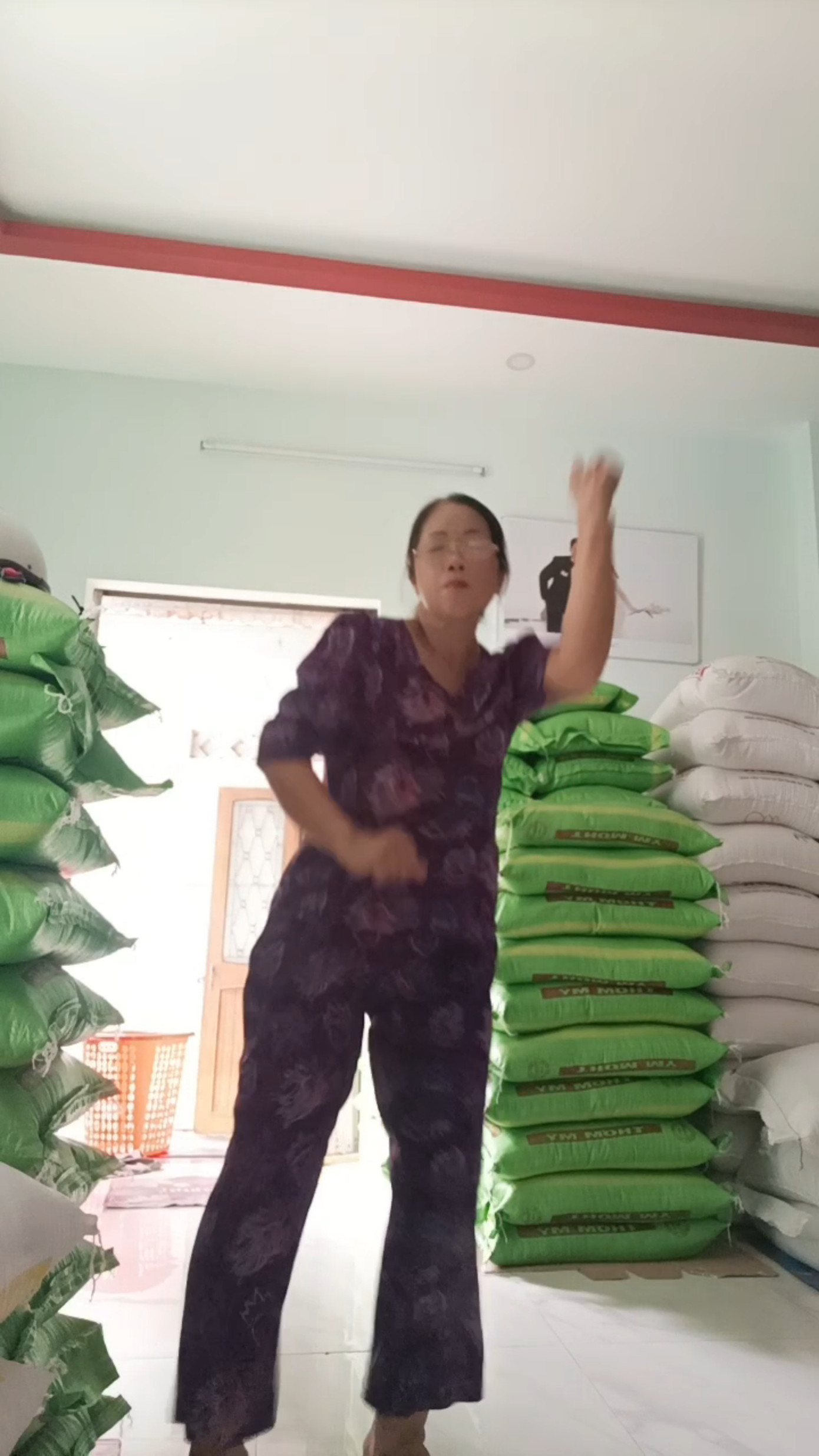 Trong lúc bán gạo, có lẽ nhảy múa chính là một phương thức giải trí yêu thích của cô Tuyết.