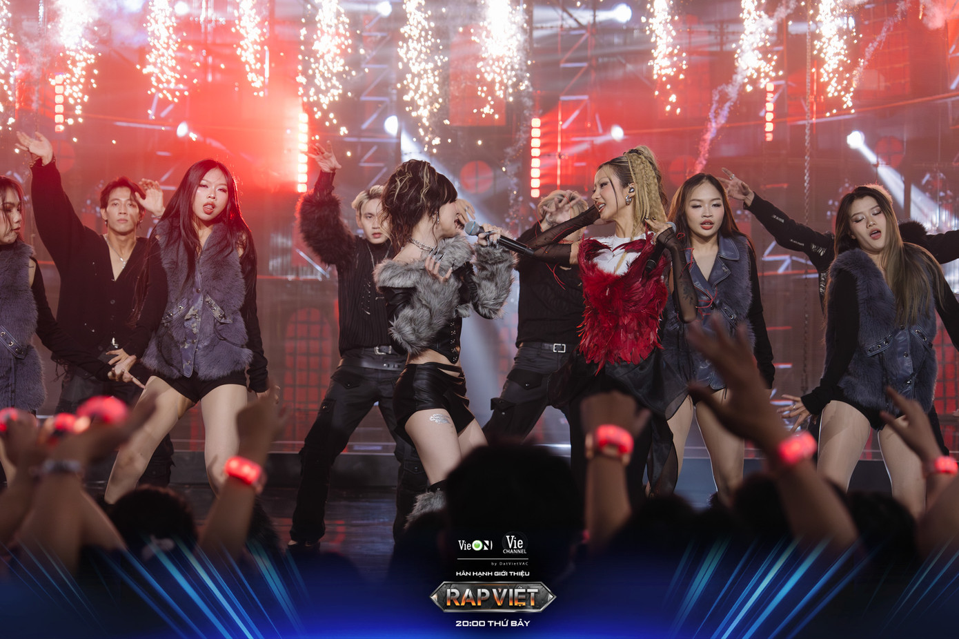 Đêm Chung kết càng bùng nổ hơn khi “Sói Đầu Đàn” Saabirose và “Chim Ưng” Suboi xuất hiện với tiết mục Săn. Đêm Chung kết càng bùng nổ hơn khi “Sói Đầu Đàn” Saabirose và “Chim Ưng” Suboi xuất hiện với tiết mục Săn.