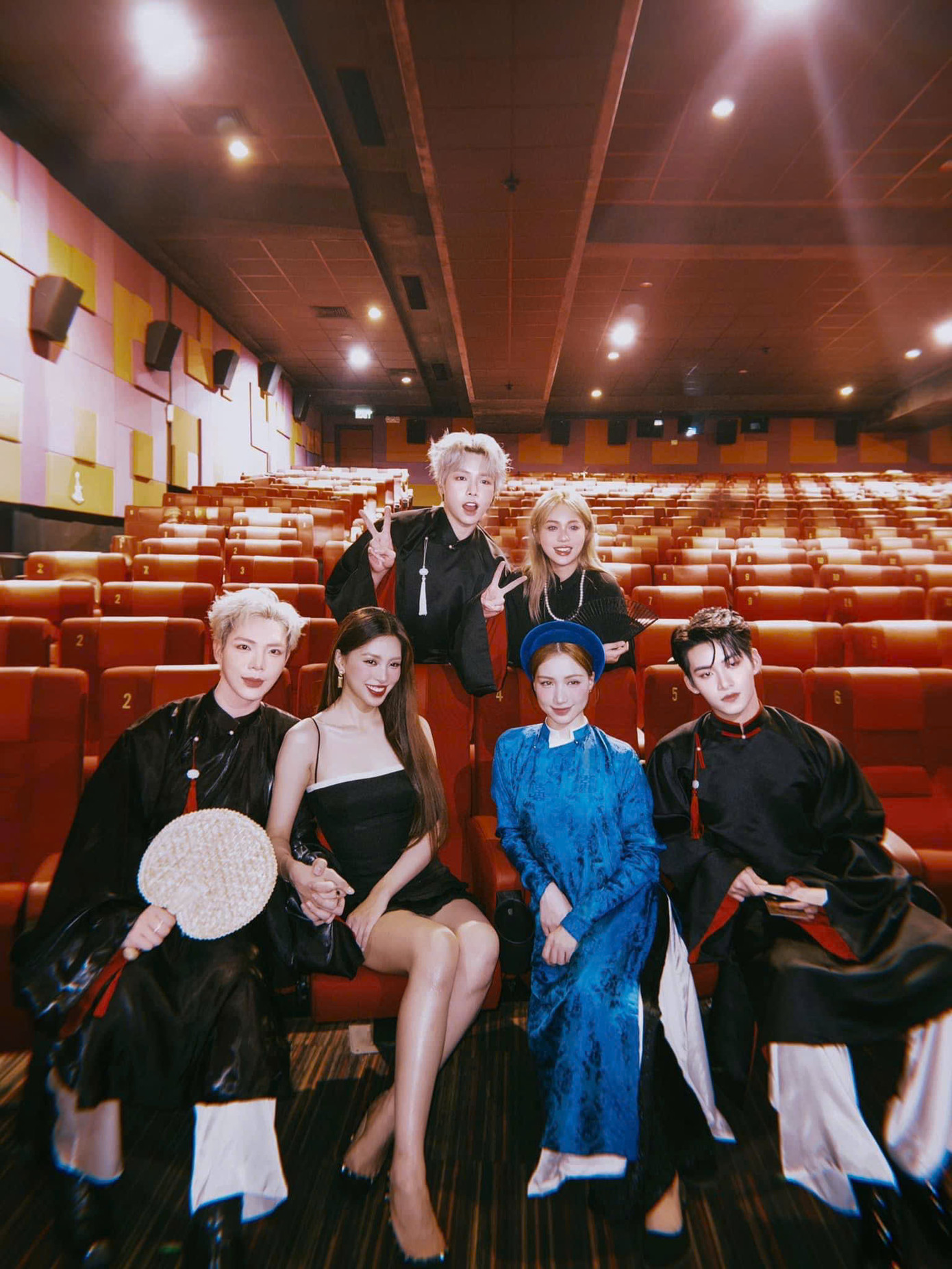 Netizen dấy lên nghi vấn: Liệu gia đình Hoa Dâm Bụt có đang úp mở về một thành viên mới?