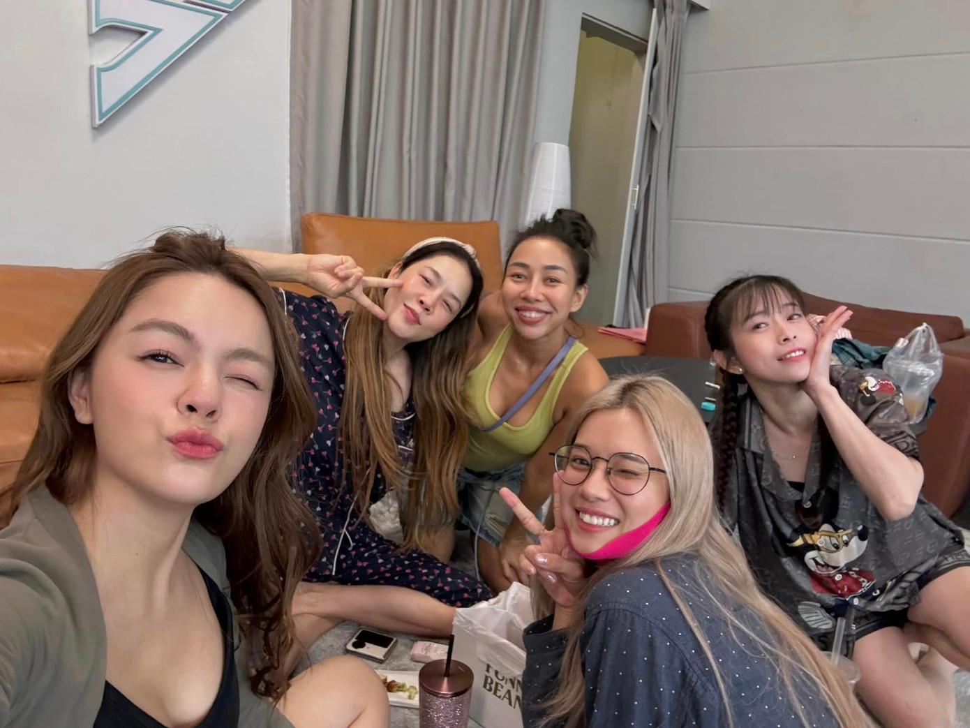 Phạm Quỳnh Anh cầm máy thì chỉ có... bấm chụp. Phạm Quỳnh Anh cầm máy thì chỉ có... bấm chụp.