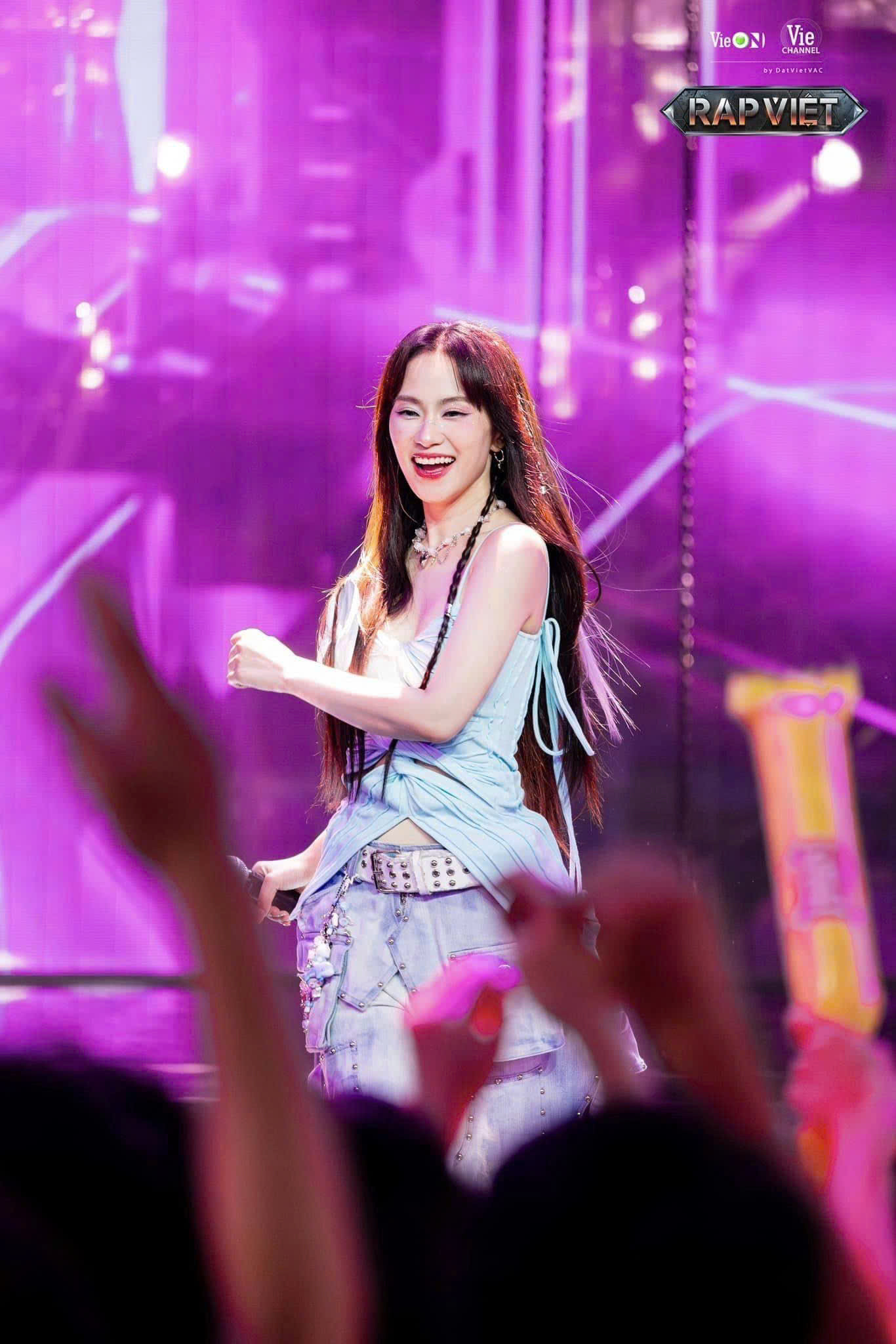 Lương Bích Hữu chính là nữ ca sĩ được hai rapper đề cập trong bảng tin. Lương Bích Hữu chính là nữ ca sĩ được hai rapper đề cập trong bảng tin.