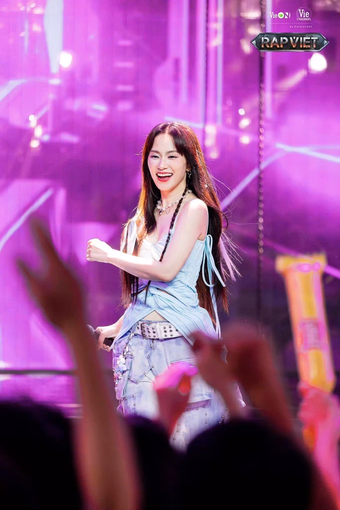 Lương Bích Hữu chính là nữ ca sĩ được hai rapper đề cập trong bảng tin.